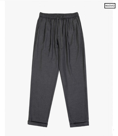 PANTALON JOGGER CON PINZAS GRIS GIANNI LUPO