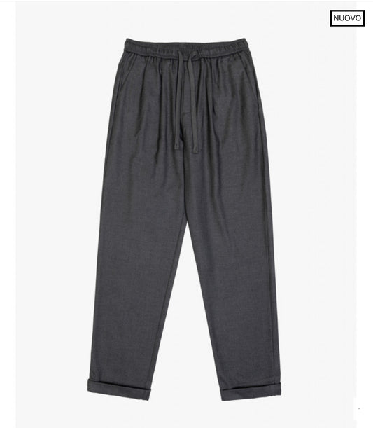 PANTALON JOGGER CON PINZAS GRIS GIANNI LUPO