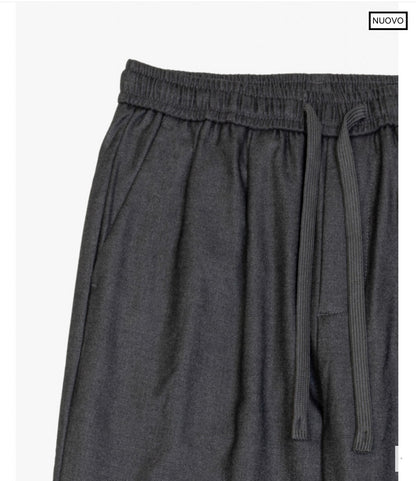 PANTALON JOGGER CON PINZAS GRIS GIANNI LUPO
