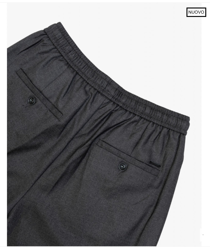 PANTALON JOGGER CON PINZAS GRIS GIANNI LUPO