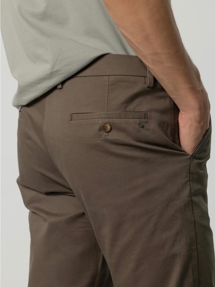 PUROEGO PANTALÓN CHINO FLEX FIT VERDE MUSGO